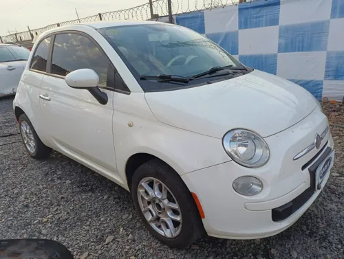 Fiat 500 fotografado em um anúncio de leilão